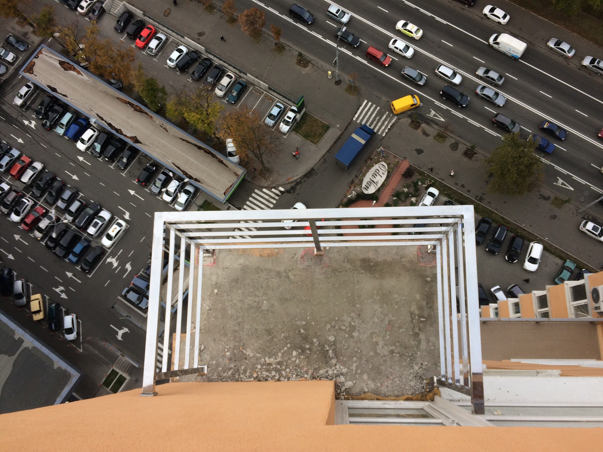 Балконные ограждения из нержавеющей стали для Level 26 Park в Киеве квадратного сечения