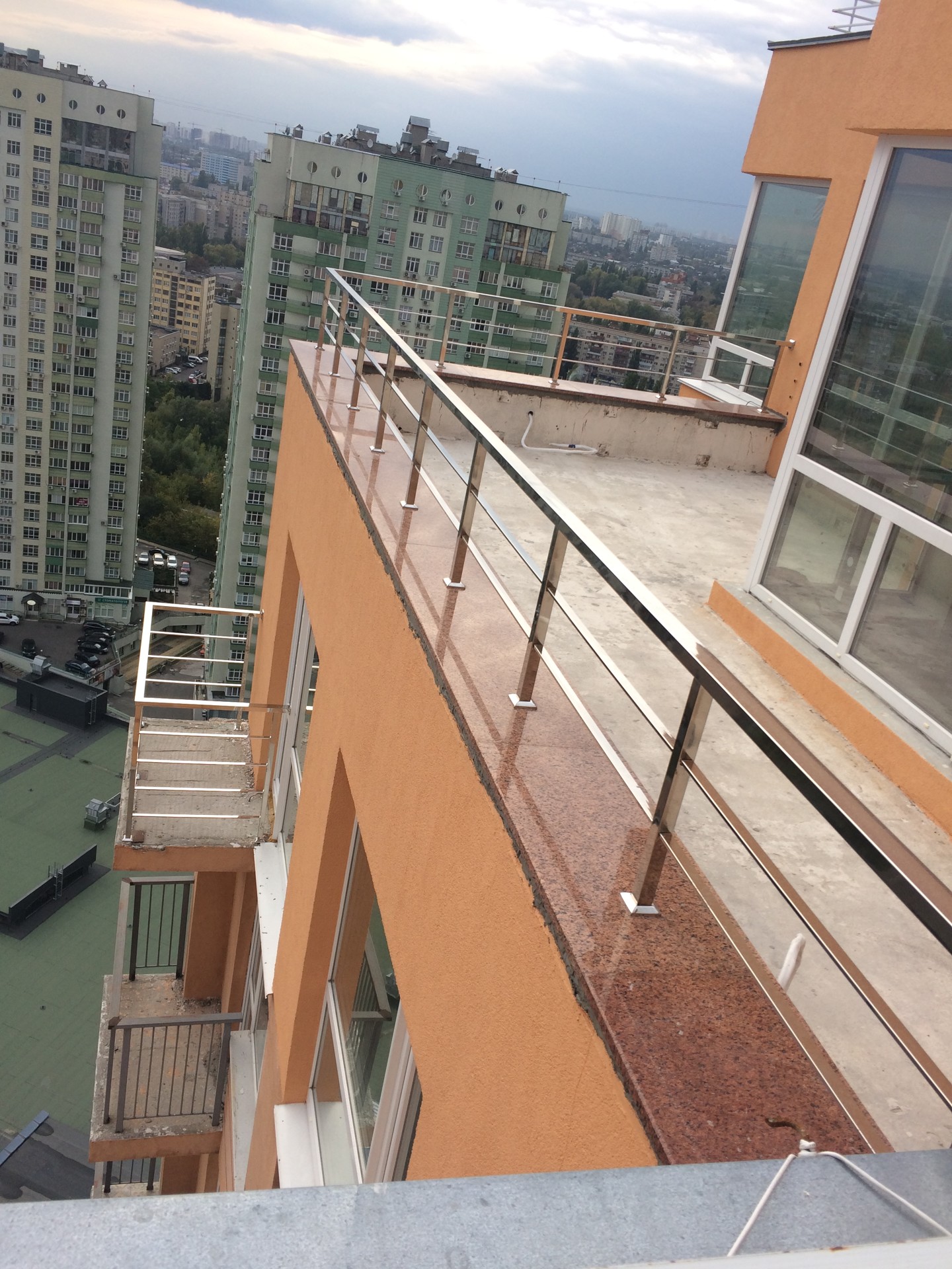 Балконные ограждения из нержавеющей стали для Level 26 Park в Киеве круглого сечения