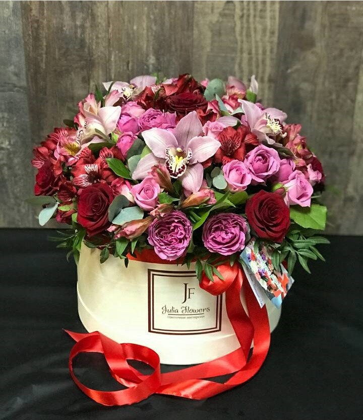 Большая коробочка с пионовидными розами Мисти Баблс